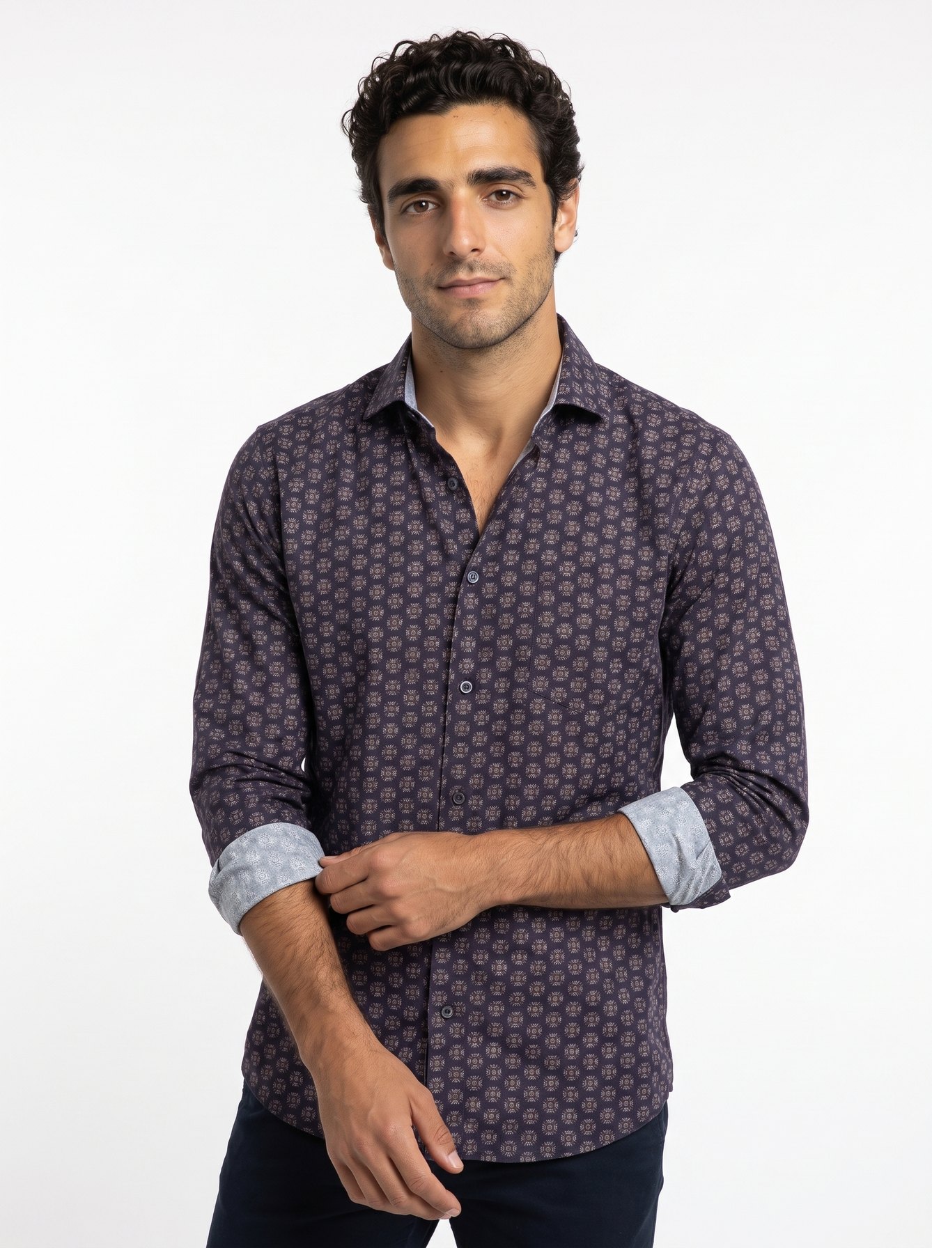 Das Hemd am Model — Studio, Spread-Kragen, Foulard-Print.