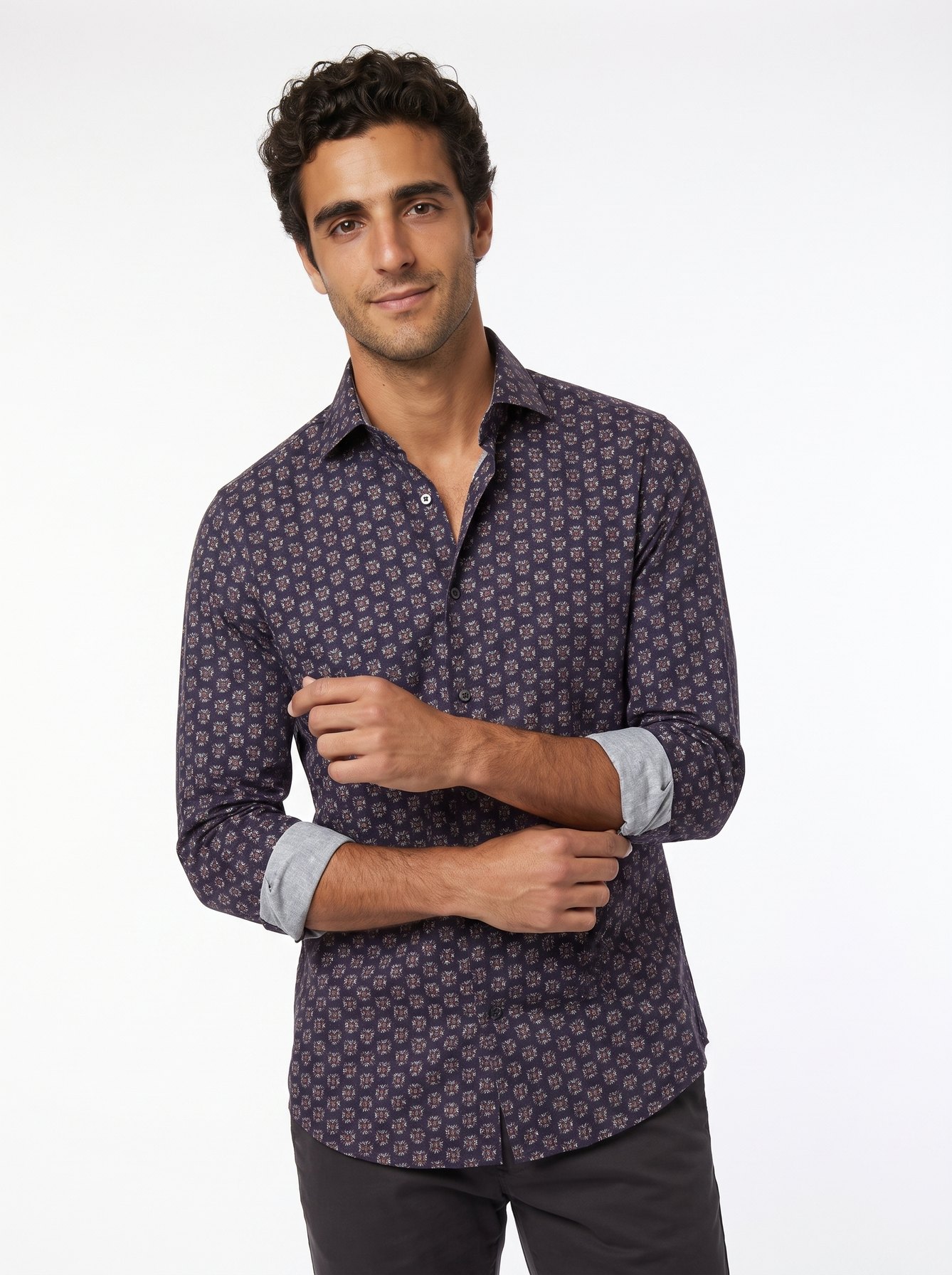Das Hemd am Model — Studio, Spread-Kragen, Foulard-Print.